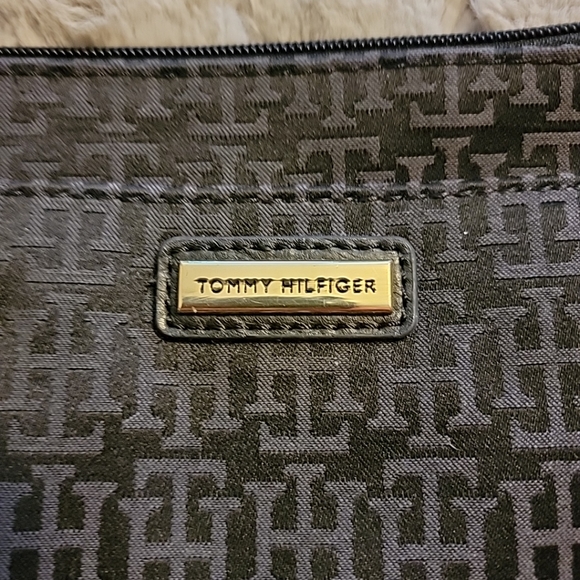 Tommy Hilfiger Black Logo Wristlet Wallet - Picture 2 of 8